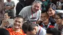 Aktor Donny Damara menghadiri sidang pembacaan pledoi dengan terdakwa kasus penyalahgunaan narkoba, Tio Pakusadewo di PN Jakarta Selatan, Kamis (28/6). Beberapa rekan artis nampak hadir dan mendukung pria 54 tahun tersebut. (Liputan6.com/Faizal Fanani)