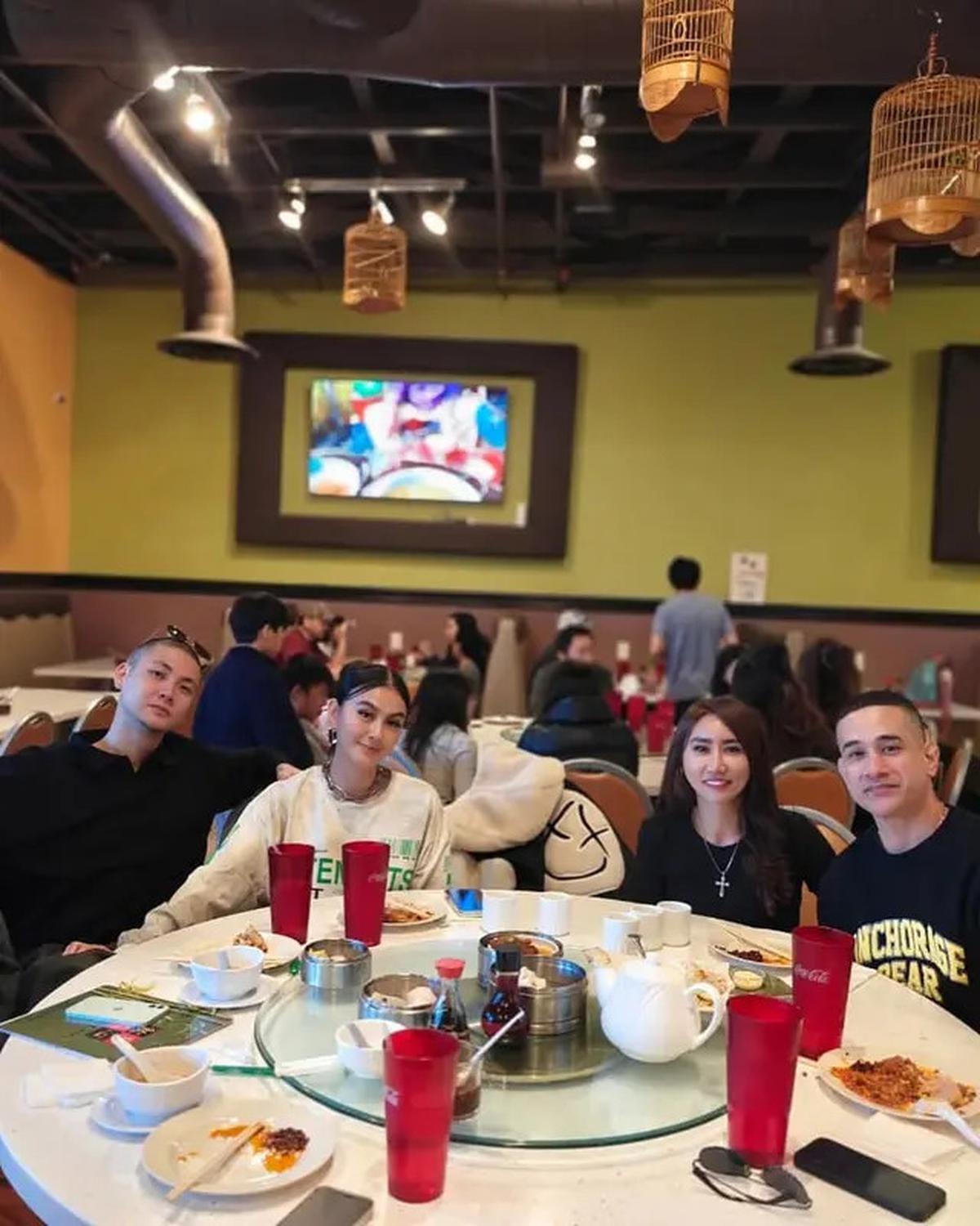 6 Potret Agnez Mo Rayakan Tahun Baru di Las Vegas, Reuni Bareng Okan Kornelius