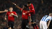 Gelandang Manchester United, Paul Pogba, melakukan selebrasi usai membobol gawang Huddersfield pada laga Premier League di Stadion Old Trafford, Rabu (26/12). Manchester United menang 3-1 atas Huddersfield. (AP/Martin Rickett)