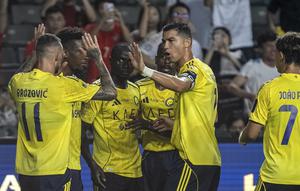 Pemain Al-Nassr, Cristiano Ronaldo (kedua kanan) merayakan gol yang dicetak oleh Sadio Mane dalam laga semfinal Saudi Super Cup 2025 melawan Al-Ittihad di Hong Kong Stadium, Hong Kong, Selasa (19/08/2025) waktu setempat. (AP Photo/Chan Long Hei)