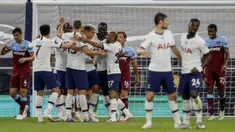 Para pemain Tottenham Hotspur merayakan gol ke gawang West Ham United pada laga Premier League di Stadion Tottenham Hotspur, Selasa (23/6/2020). Tottenham menang 2-0 atas West Ham. (AP/Kirsty Wigglesworth)