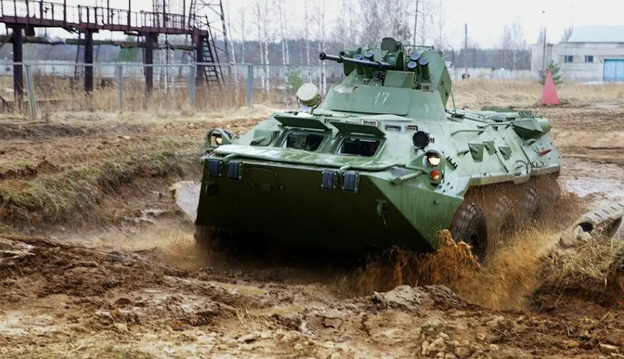 Tank buatan Rusia saat bermanuver diatas lumpur saat dilakukan percobaan di pabrik yang merakit kendaraan BTR (Bronetransportyor) atau kendaraan lapis bagi Militer Rusia. (englishrussia.com/E.Golovach)