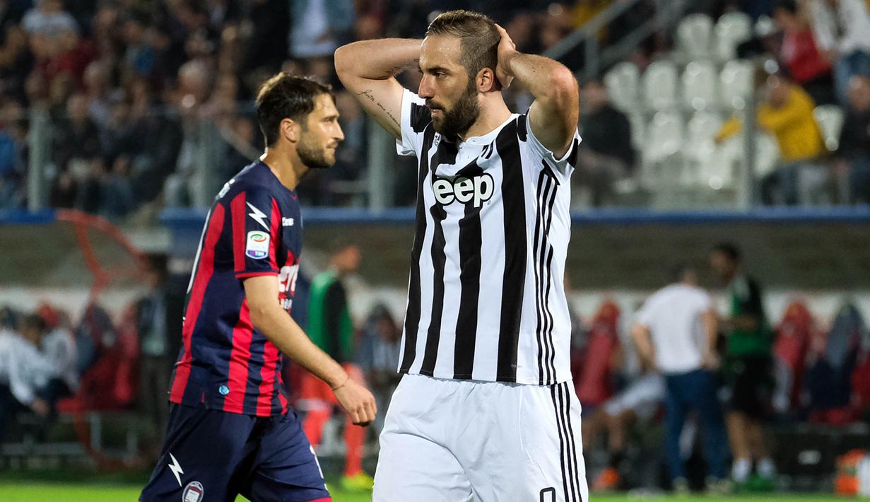 Striker Juventus, Gonzalo Higuain, tampak kecewa usai gagal membobol gawang Crotone pada laga Serie A di Stadion Ezio Scida, Kamis (19/4/2018). Juventus ditahan imbang 1-1 oleh Crotone. (AFP/Giovanni Isolino)