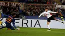 Pemain Bayer Leverkusen, Javier Hernandez,saat mencetak gol ke gawang AS Roma dalam laga Grup E Liga Champions di Stadion Olimpico, Roma, Kamis (5/11/2015) dini hari WIB. (Reuters/Max Rossi)
