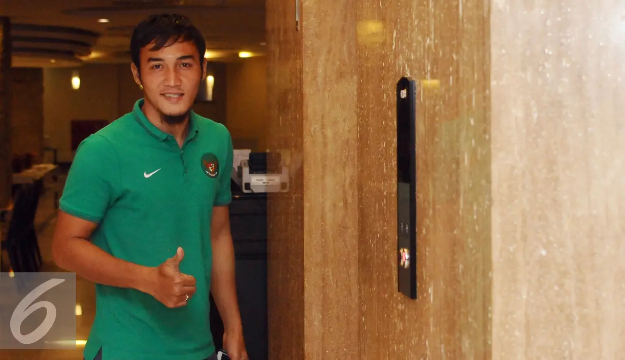 Pemain belakang Timnas Indonesia, Gunawan Dwi Cahyo bersiap naik lift saat berada di Hotel Yasmin, Tangerang, Senin (31/10). Timnas Indonesia akan melakoni laga AFF Cup 2016 pada pertengahan November mendatang. (Liputan6.com/Helmi Fithriansyah)