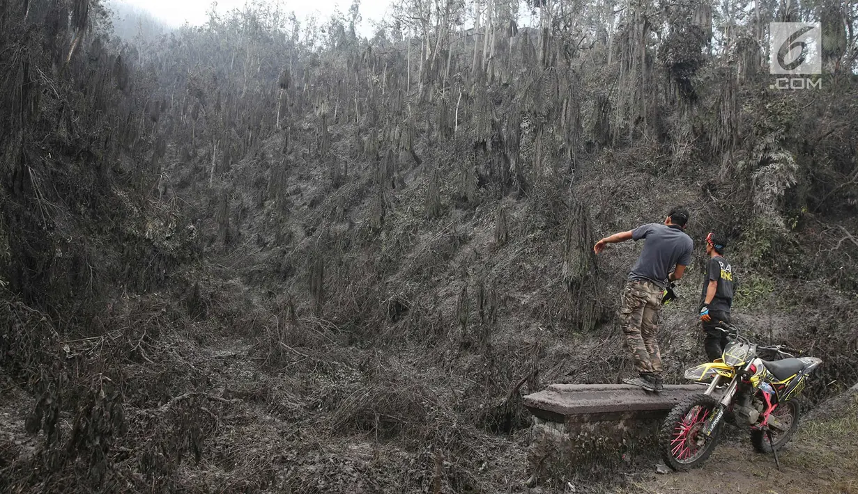 Relawan berada di kawasan radius 3 km dari puncak Gunung Agung di Desa Sebudi, Karangasem, Bali, Senin (4/12). Erupsi Gunung Agung menyebabkan kawasan dalam radius terdampak diselimuti abu vulkanik. (Liputan6.com/Immanuel Antonius)
