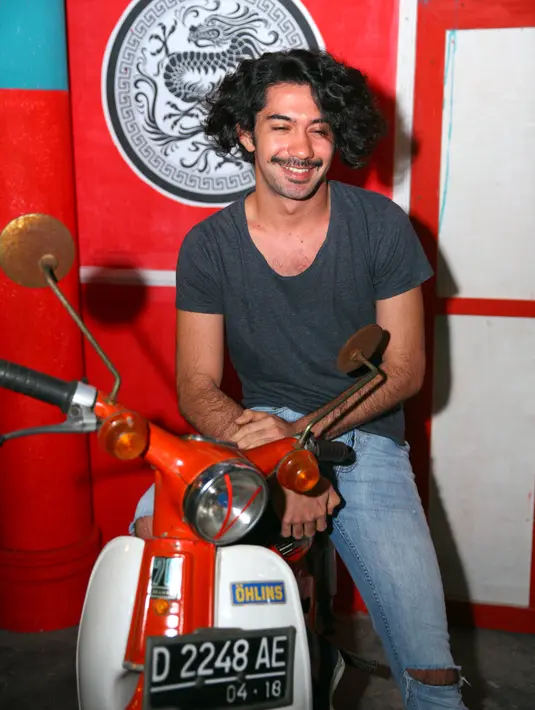 "Momen seru banyak banget. Mungkin salah satunya di studio dengan set besar, kemarin baru selesai jam 1 dengan segala koreografi dan lagu, sangat menyenangkan," tutur Reza. (Nurwahyunan/Bintang.com)