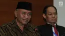 Ketua KPK Agus Rahardjo dan Chief Commissioner MACC, Datuk Sri Mohd Shukri bin Abdul memberi keterangan usai menandatangani perpanjangan MoU di gedung KPK, Jakarta, Senin (5/11). (Merdeka.com/Dwi Narwoko)