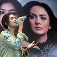 Melalui lagu tersebut, Raisa mencoba memberikan pendekatan dan kisah dari perspektif yang berbeda tentang seorang wanita. (Nurwahyunan/Bintang.com)
