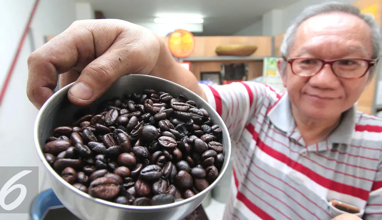 Pedagang memperlihatkan biji kopi asal Lampung kedalam kotak, Jakarta, Rabu (10/2). Volume ekspor biji kopi Lampung kian terpuruk. Januari lalu, Lampung hanya mengapalkan 8.418 ton biji kopi, dan mengantongi devisa US$ 14 juta. (Liputan6.com/Angga Yuniar)