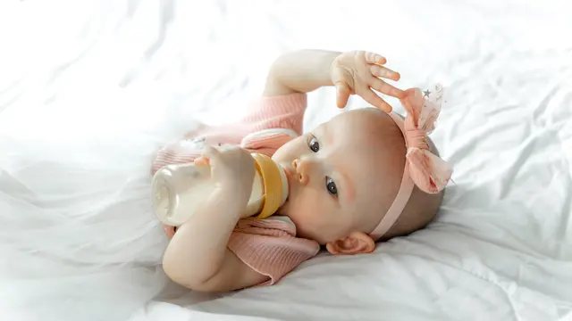 Bayi nyaman saat memegang botol susu