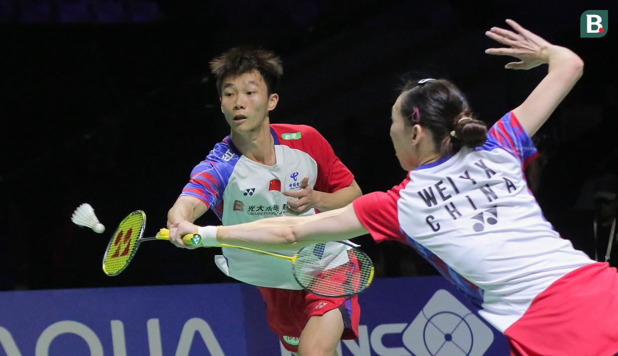 <p>Ganda campuran China, Jiang Zhen Bang/Wei Ya Xin saling berebut mengembalikan bola saat menghadapi sesama wakil China, Zheng Si Wei/Huang Ya Qiong pada laga final turnamen bulu tangkis Indonesia Open 2024 di Istora Senayan, Jakarta, Minggu (9/6/2024). Jiang Zhen Bang/Wei Ya Xin menang dua game langsung 11-21, 14-21 untuk merebut gelar juara. (Bola.com/Syahkist Afi Daib)</p>