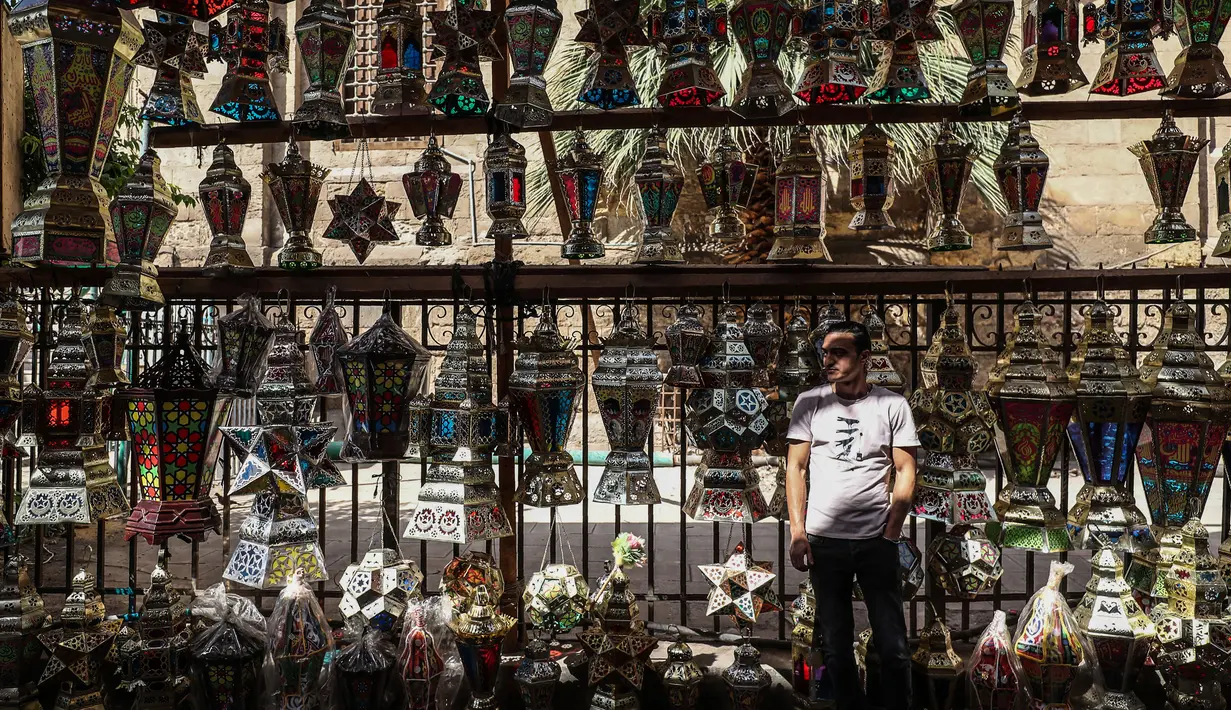 Pedagang menjual lentera tradisional yang dikenal dalam bahasa Arab sebagai "Fanous" menjelang bulan suci Ramadan di ibu kota Kairo, 19 April 2020. Bagi warga Mesir membeli lentera sudah menjadi tradisi sejak berabad-abad walaupun kini virus corona tengah melanda dunia. (Mohamed el-Shahed/AFP)