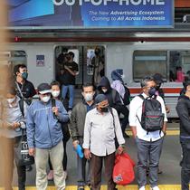 Penumpang menunggu keberangkatan di Stasiun Tanah Abang, Jakarta, Rabu (17/1/2023). Jumlah penumpang kereta rel listrik (KRL) Commuterline Jabodetabek telah menembus 11 juta orang memasuki pekan ketiga Januari 2023 usai PPKM dicabut. (Liputan6.com/Angga Yuniar)