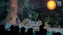 Pelakon memainkan teater bertajuk Beralas Bumi, Beratap Langit di Gedung TVRI, Jakarta, Jumat (27/9/2019). Teater Beralas Bumi, Beratap Langit menceritakan tentang kekayaan alam dan budaya orang rimba di Taman Nasional Bukit Dua Belas, Jambi. (Liputan6.com/Faizal Fanani)