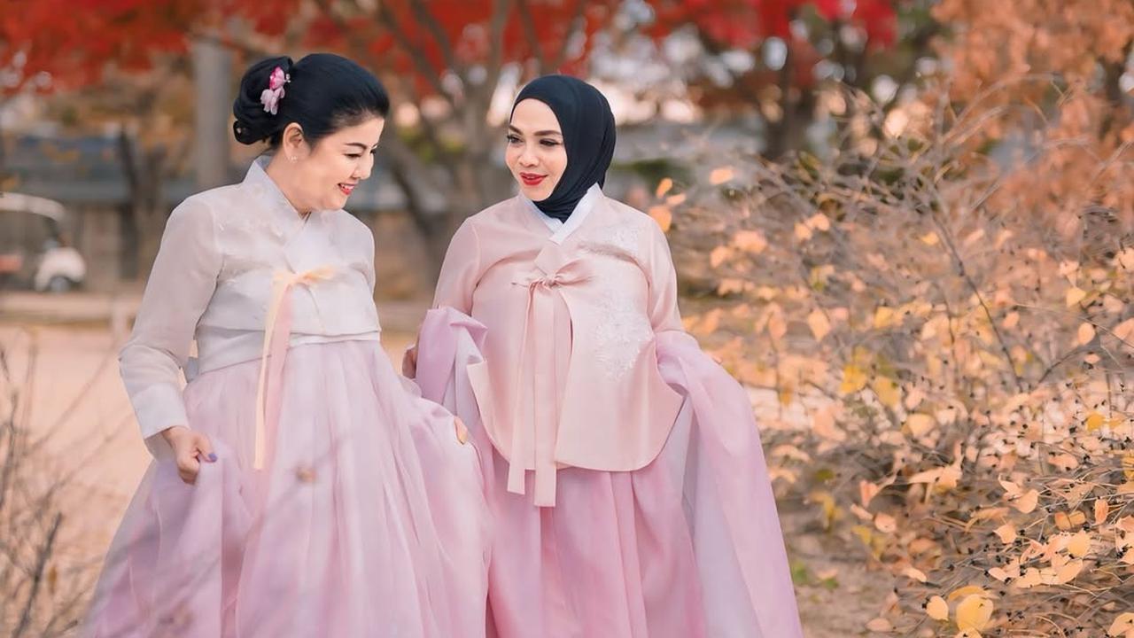Potret Cantik Mami Rieta Amilia dan Desiree Tarigan Pakai Handbok di Korea, Bestie Awet Muda