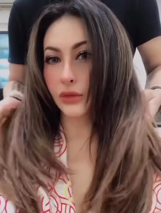 Netizen bahkan menyebut Diana Pungky seperti vampire karena kecantikannya tak pernah pudar, meski usianya sudah tak lagi muda [instagram/_dianapungky_]