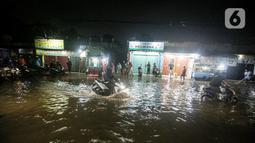 Sejumlah pengendara sepeda motor menerjang banjir banjir di Jalan Ciracas Raya, Jakarta, Jumat (12/8/2022). Hujan lebat yang terjadi sore tadi membuat Jalan Ciracas Raya tergenang air dan kendaraan terjebak banjir. (Liputan6.com/Faizal Fanani)