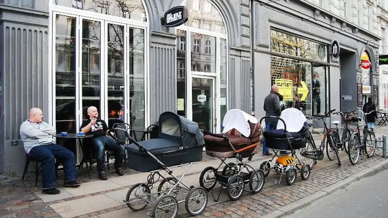 Di Islandia, Bayi Dapat Tidur di Kereta Bayi Samping Trotoar