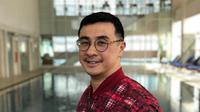 Axton Salim memakai jaket Asian Games songket Palembang