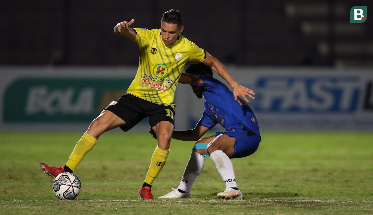 Pemain Barito Putera, Rafael Gomes De Oliveira (kiri) berusaha melewati pemain PSIS Semarang dalam laga pekan ke-8 BRI Liga 1 2021/2022 di Stadion Sultan Agung, Bantul, Rabu (20/10/2021). (Bola.com/Bagaskara Lazuardi)