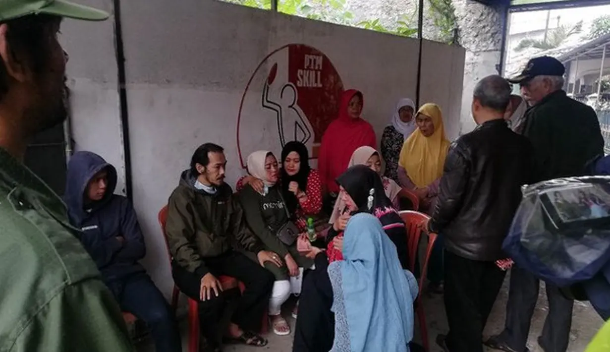 Suasana Bongkar Makam Lina Mantan Istri Sule. (Aksara Bebey/Merdeka.com)