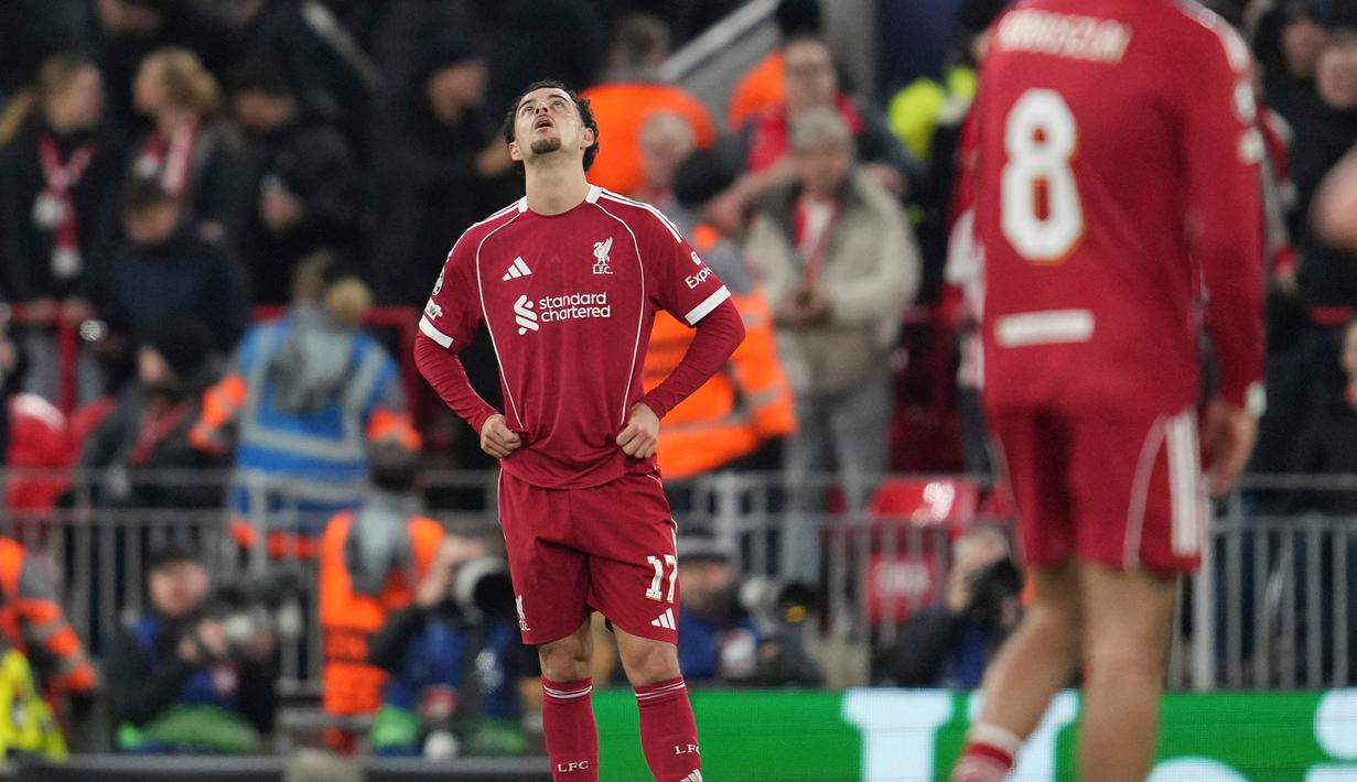 Pemain Liverpool, Curtis Jones tak mampu menutupi rasa kecewanya setelah kalah 1-4 dari PSV dalam laga Liga Champions 2025/2026 di Anfield, Liverpool, Rabu (26/11/2025) waktu setempat. (AP Photo/Jon Super)