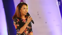 Presenter SCTV Prisca Niken berbagi pengalaman sebagai jurnalis saat gelaran Emtek Goes To Campus 2018 (EGTC) di Universitas Gadjah Mada, Yogyakarta, Rabu (17/10). Emtek Goes To Campus ini diadakan pada 16-18 Oktober 2018. (Liputan6.com/Herman Zakharia)