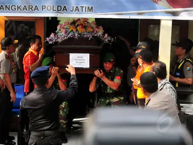 Tim DVI Polda Jawa Timur melakukan penyerahan jenazah korban pesawat AirAsia QZ8501 di RS Bhayangkara, Surabaya, Jumat (2/1/2015). (Liputan6.com/Johan Tallo)