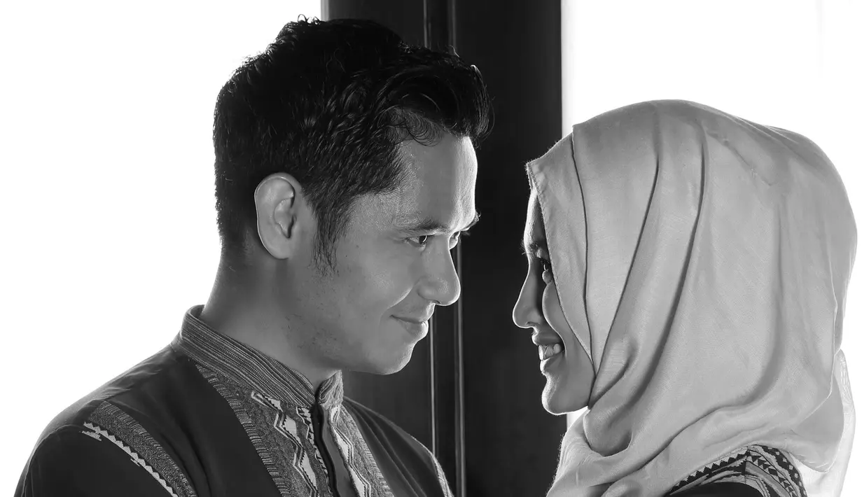 Foto-foto eksklusif Dude Harlino dan Alyssa Soebandono. Fotografer: Bambang E. Ros, Make Up: @sarahsadiqa, Wardrobe: @shafiramuslimfashion, Stylist: Indah Wulansari, DI: Muhammad Iqbal Nurfajri