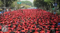 Ribuan buruh berjalan menuju bundaran Istana Merdeka,  Jakarta, Jumat (30/10/2015). Buruh menuntut agar Presiden Joko Widodo mencabut Peraturan Pemerintah Nomor 78 Tahun 2015 tentang Pengupahan. (Liputan6.com/Gempur M Surya)