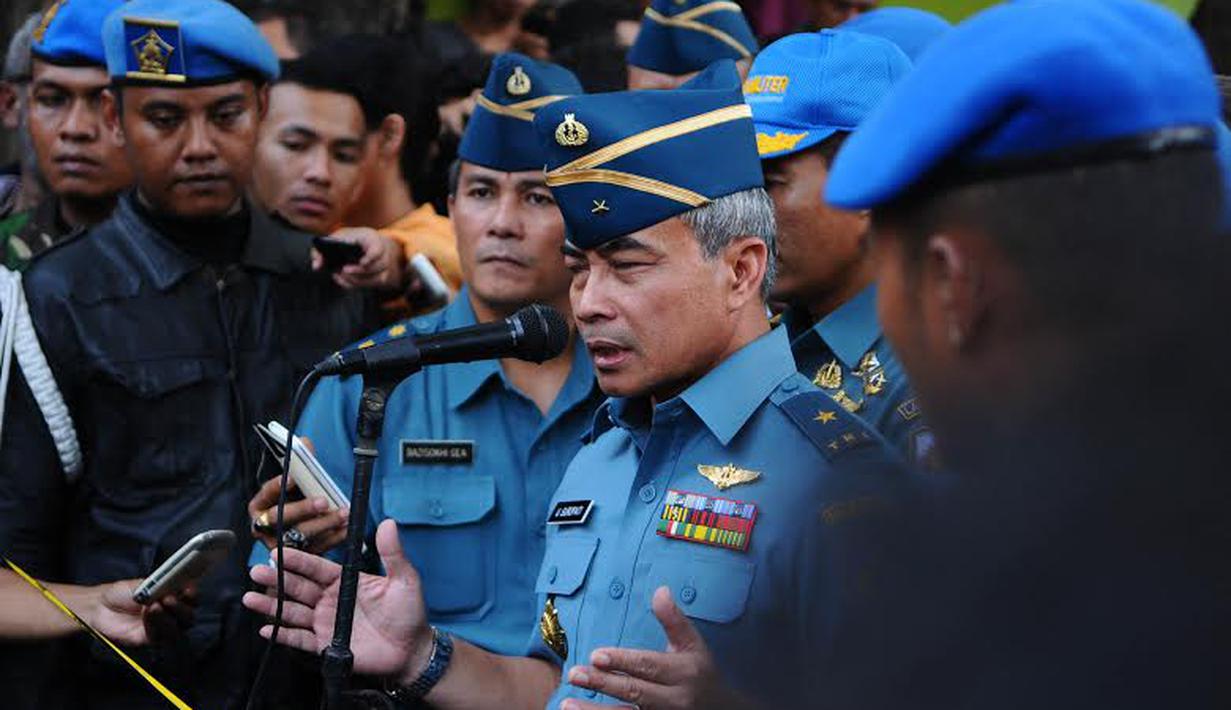 Kepala Dinas Penerangan TNI AL, Laksamana TNI Untung Suropati memberikan keterangan pers pada media tentang peristiwa ledakan gudang amunisi (Liputan6.com/Andrian M Tunay)