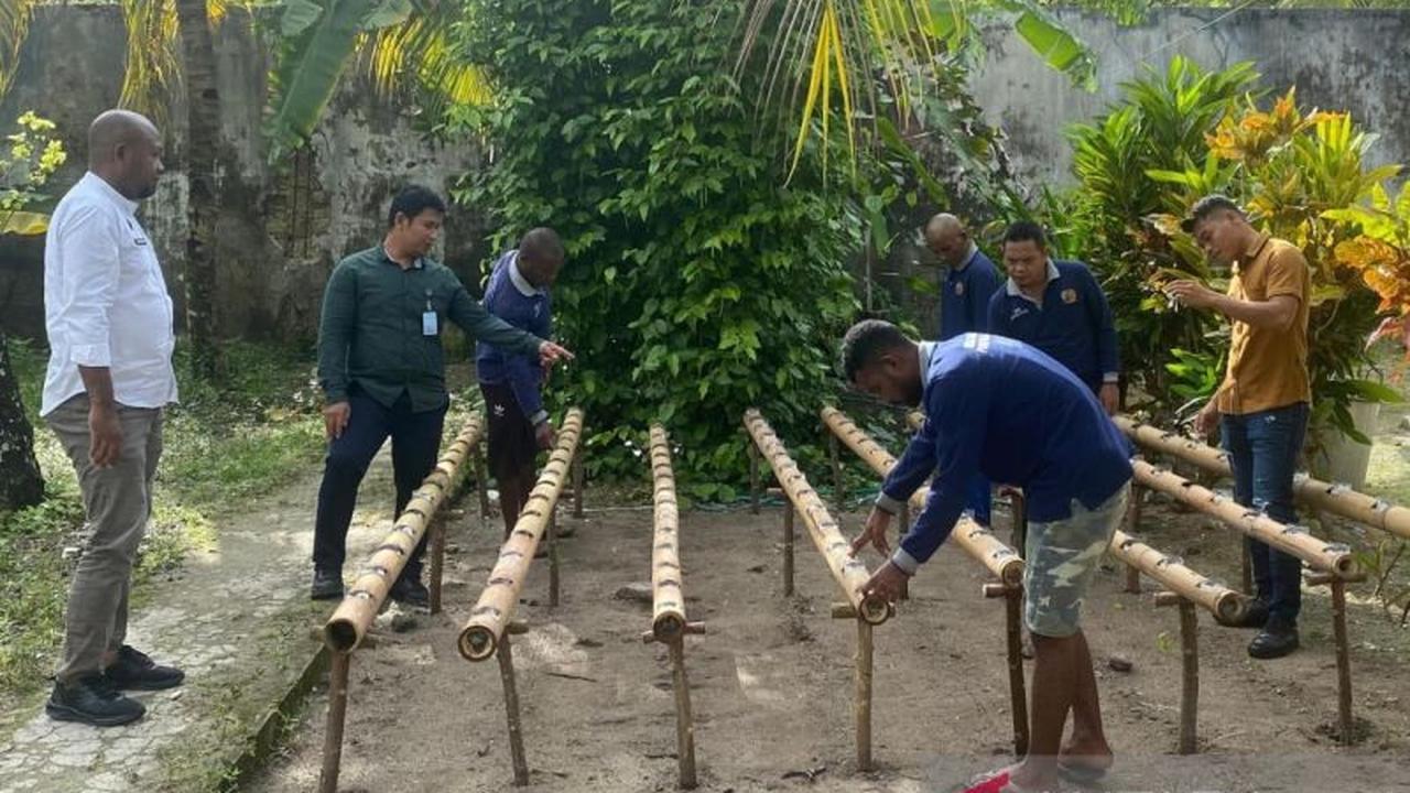 Mengubah Sampah Jadi Berkah: Warga Binaan Lapas Geser Latih Hidroponik Limbah Plastik, Panen Kangkung Segar!