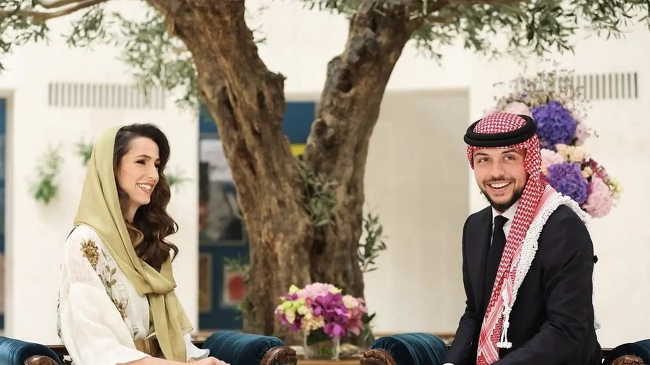 Putra Mahkota Yordania, Pangeran Hussein akan melangsungkan pernikahan dengan Rajwa Khaled Al-Saif di Istana Zahran pada Kamis (1/6/2023). (Instagram/@queenrania)