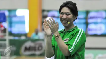 Legenda Bulutangkis Indonesia, Susi Susanti saat memberikan coaching clinic bagi para peserta MILO School Competition 2015, Jakarta, Sabtu (28/11/2015). (Liputan6.com/Yoppy Renato)