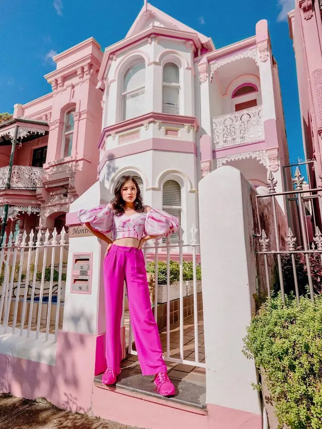 6 Inspirasi Outfit Bernuansa Pink Istri Chef Arnold, Tiffany Soetanto untuk Kesan yang Feminin