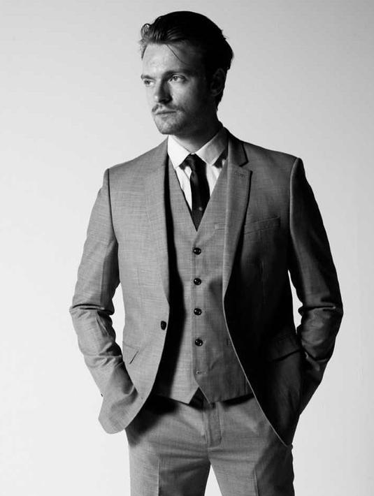 Sebelum ia sebagai penyanyi solois, ia merupakan vokalis dan penulis lagu dari band The Slightly. Band ini telah memenangkan penghargaan dan kompetisi di Los Angeles. (Liputan6.com/IG/@finneas)