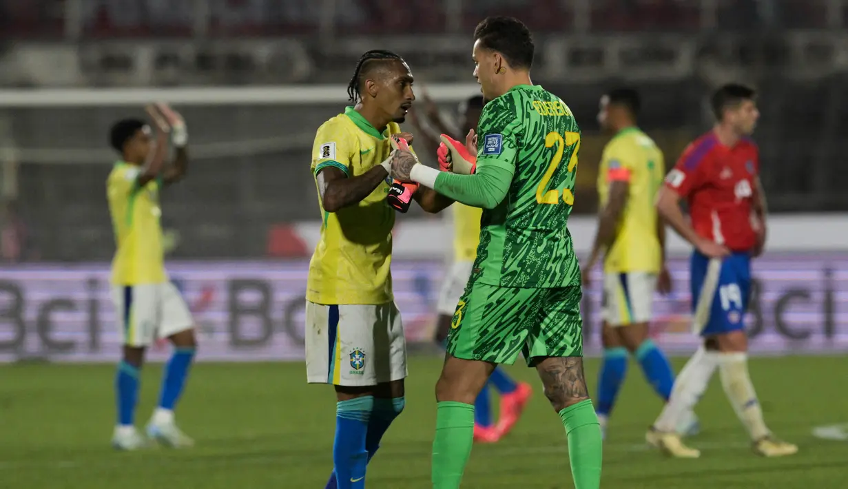 Kemenangan atas Chile membuat Brasil berada di peringkat empat klasemen dengan 13 poin. Sementara, Chile ada di peringkat ke-9 dengan lima poin. (Rodrigo ARANGUA/AFP)