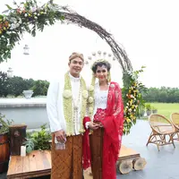 Ardina Rasti baru saja meresmikan hubungan yang telah dijalin selama enam dengan Arie Dwi Andhika Sabtu (20/1). Pernikahan yang digelar di The Lodge Golf Jagorawi, Jawa Barat dengan nuansa warna putih itu berjalan lancar. (Daniel Kampua/Bintang.com)