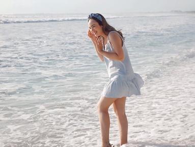 Mulai dari pantai di NTT sampai Lombok sudah dikunjungi artis dengan nama lengkap Pamela Indah Bowie ini. Kenakan simpel dress berwarna biru muda saat main air di pantai, Pamela Bowie tampil simpel namun tetap terlihat stylish. (Liputan6.com/IG/@pammybowie)