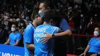 Apriyani Rahayu/Siti Fadia Silva Ramadhanti berpelukan dengan pelatih kepala ganda putri Eng Hian usai menjuarai Malaysia Open 2022. Apri/Fadia menang&nbsp;21-18, 12-21, dan 21-19 atas pasangan China&nbsp;Zhang Shu Xian/Zheng Yu pada laga final di Axiata Arena, Kuala Lumpur, Minggu (3/7). (foto: PBSI)