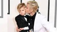 Si kecil Jaxon Bieber yang menggemaskan di karpet merah Grammy Awards [foto: E Online]