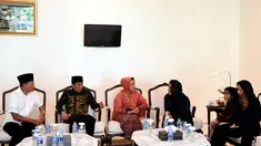 Presiden Jokowi (kedua kiri) bersama istrinya, Iriana Widodo (tengah) melayat ke kediaman Menteri KKP, Susi Pudjiastuti, Jakarta, Selasa (19/1). Jenazah putra sulung Menteri Susi, Panji Hilmansyah dijadwalkan tiba di Tanah Air pada Kamis lusa. (Rumgapres)