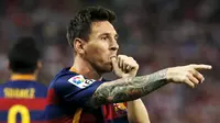 Gaya ngedot Lionel Messi usai cetak gol untuk rayakan kelahiran anaknya yang kedua ( REUTERS/Javier Barbancho)