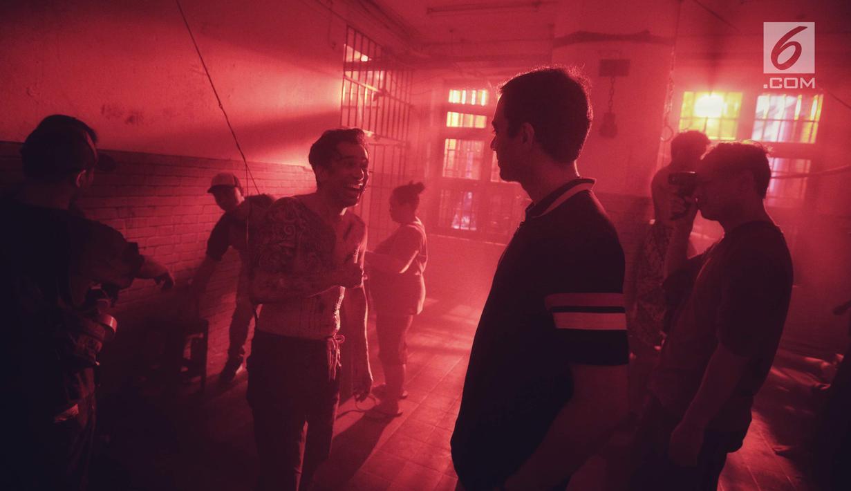 Aktor kawakan Jeremy Thomas saat proses syuting film horor berjudul Mata Batin 2 di kawasan Jakarta Barat, Rabu (5/9). Sama seperti seri pertamanya, "Mata Batin 2" masih menggaet Jessica Mila sebagai pemeran utama. (Liputan6.com/Faizal Fanani)