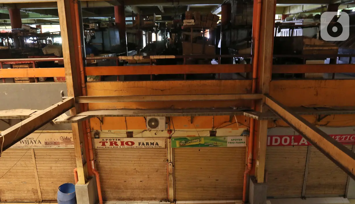 Kondisi lapak dan kios yang tutup di Pasar Tomang Barat, Jakarta, Senin (29/06/2020). Pasar Tomang Barat atau yang lebih dikenal dengan sebutan Pasar Kopro itu ditutup mulai 29 Juni hingga 1 Juli setelah ada pedagang yang dinyatakan positif Covid-19 dari hasil tes usap. (Liputan6.com/Herman Zakharia