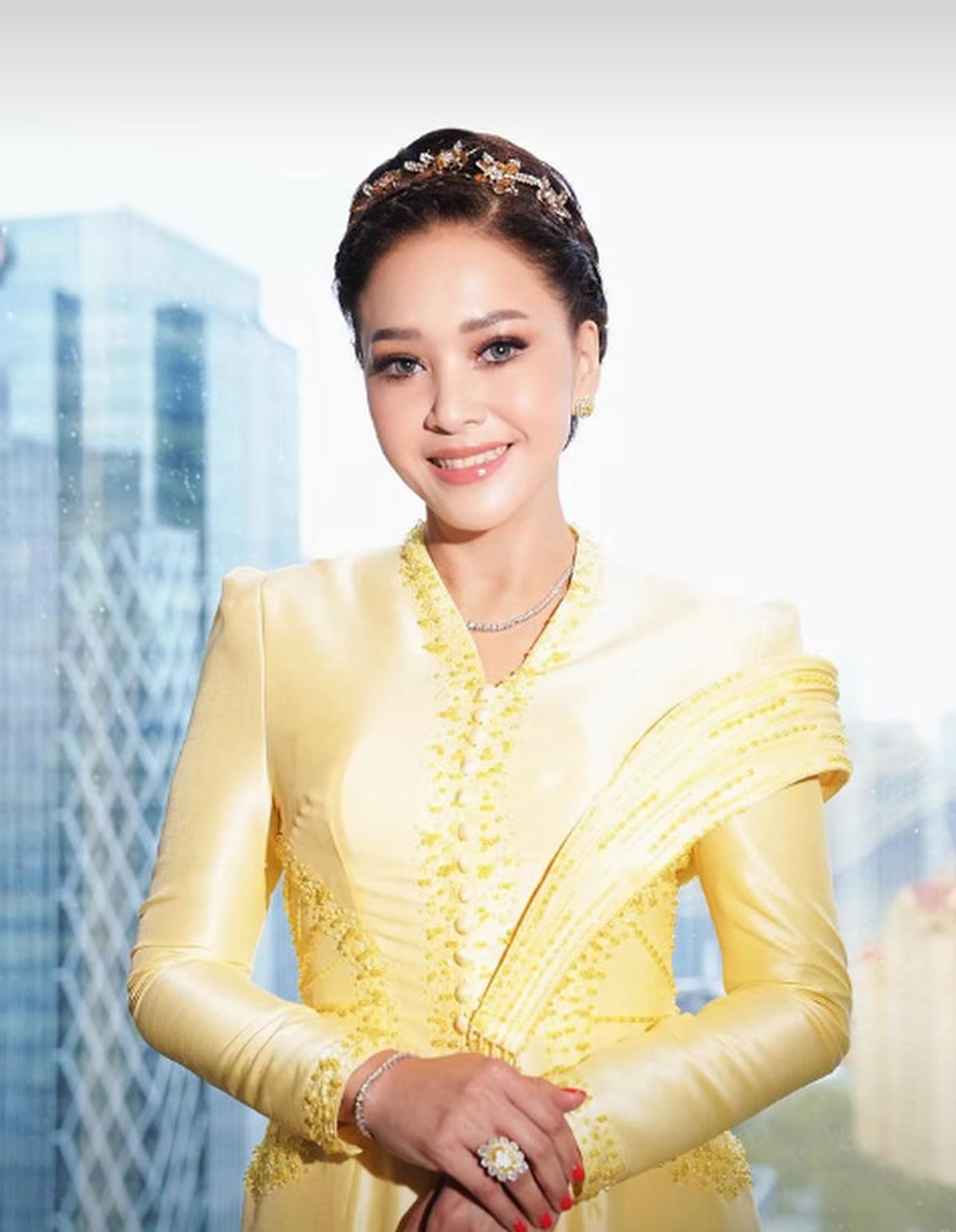 8 Potret Maia Estianty dan Mulan Jameela Pakai Kebaya Kuning di Acara Lamaran El-Syifa