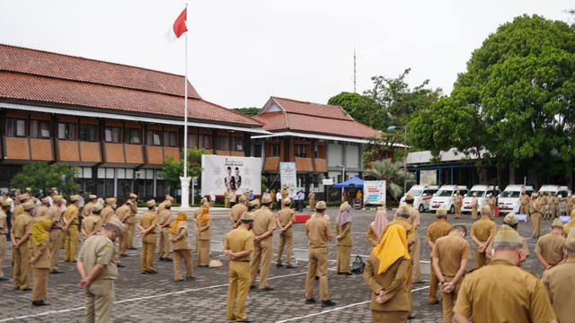 Ratusan ASN atau PNS di lingkungan Setda Garut, Jawa Barat, akhirnya kembali melayani masyarakat, setelah sepekan lingkungan Setda diisolasi, akibat penyebaran Covid-19.