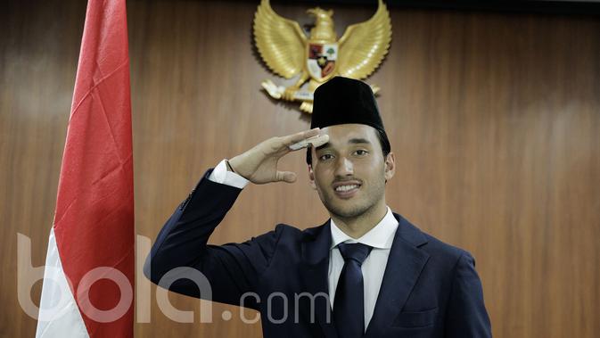 Ezra Walian pesepak bola naturalisasi asal Belanda menjalani proses pengambilan sumpah menjadi WNI pada Kamis (18/5/2017) di Kanwil Menhukham, Jakarta.(Bola.com/Peksi Cahyo)