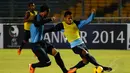 Beberapa simulasi penyerangan diperagakan pemain Timnas Indonesia U-19 saat berlatih di Stadion GBK Jakarta, (6/5/2014). (Liputan6.com/Helmi Fithriansyah)